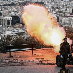 Soldados del ejército griego disparan una salva de 21 disparos en la mañana de las celebraciones del Día de la Independencia griega en la colina de Licabeto en Atenas. | Foto:Theophile Bloudanis / AFP