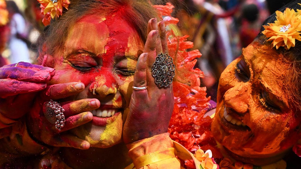 Mujeres untadas con 'Gulal' mientras celebran Holi, el festival hindú de colores de primavera, en Calcuta, India. | Foto:DIBYANGSHU SARKAR / AFP