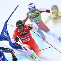 Alex Fiva de Suiza y otros atletas compiten en la final masculina 1/8 de la serie 4 durante la competición de la Copa Mundial de Esquí Cross masculino FIS en Idre Fjaell, Suecia. | Foto:ANDERS WIKLUND / TT NEWS AGENCY / AFP