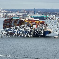 En esta imagen aérea, la estructura de acero del puente Francis Scott Key se encuentra encima de un buque portacontenedores después del colapso del puente, Baltimore, Maryland. | Foto:JIM WATSON / AFP