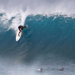 Michael February de Sudáfrica surfea en la costa norte de la isla hawaiana de Oahu. | Foto:Brian Bielmann / AFP