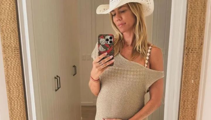 Nicole Neumann publicó las fotos en la recta final de su embarazo con el traje de baño ideal para la panza