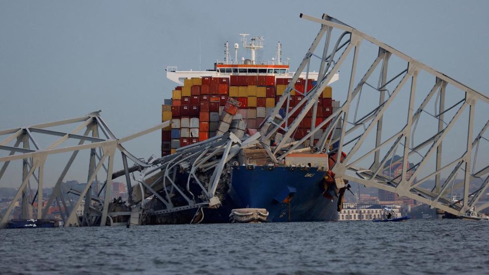 El buque portacontenedores Dali despues de chocar contra el puente Francis Scott Key que se derrumbo en el río Patapsco en Baltimore