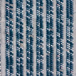 Coches eléctricos nuevos a la venta estacionados en un centro de distribución de la empresa automovilística Changan en el municipio de Chongqing, en el suroeste de China. | Foto:AFP