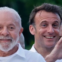 El presidente brasileño Luiz Inácio Lula Da Silva y el presidente francés Emmanuel Macron navegan en barco hacia la isla Combu, frente a Belem, estado de Pará, Brasil. | Foto:LUDOVIC MARIN / AFP
