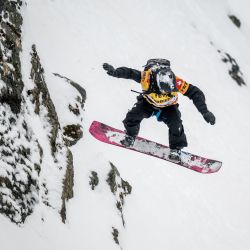El snowboarder francés Victor De Le Rue compite durante la final del Freeride World Tour Verbier Xtreme en la montaña Bec de Rosses, sobre la estación turística de Verbier en los Alpes suizos. | Foto:FABRICE COFFRINI / AFP