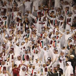 Los aficionados animan durante el partido de fútbol de clasificación de la AFC para la Copa Mundial de la FIFA 2026 entre Qatar y Kuwait en el estadio Jassim Bin Hamad de Doha. | Foto:KARIM JAAFAR / AFP