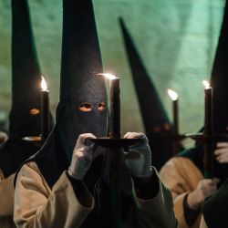 Penitentes de la hermandad 'Hermandad Penitencial de las Siete Palabras' participan en una procesión durante la Semana Santa en la ciudad de Zamora, en el noroeste de España. | Foto:CESAR MANSO / AFP