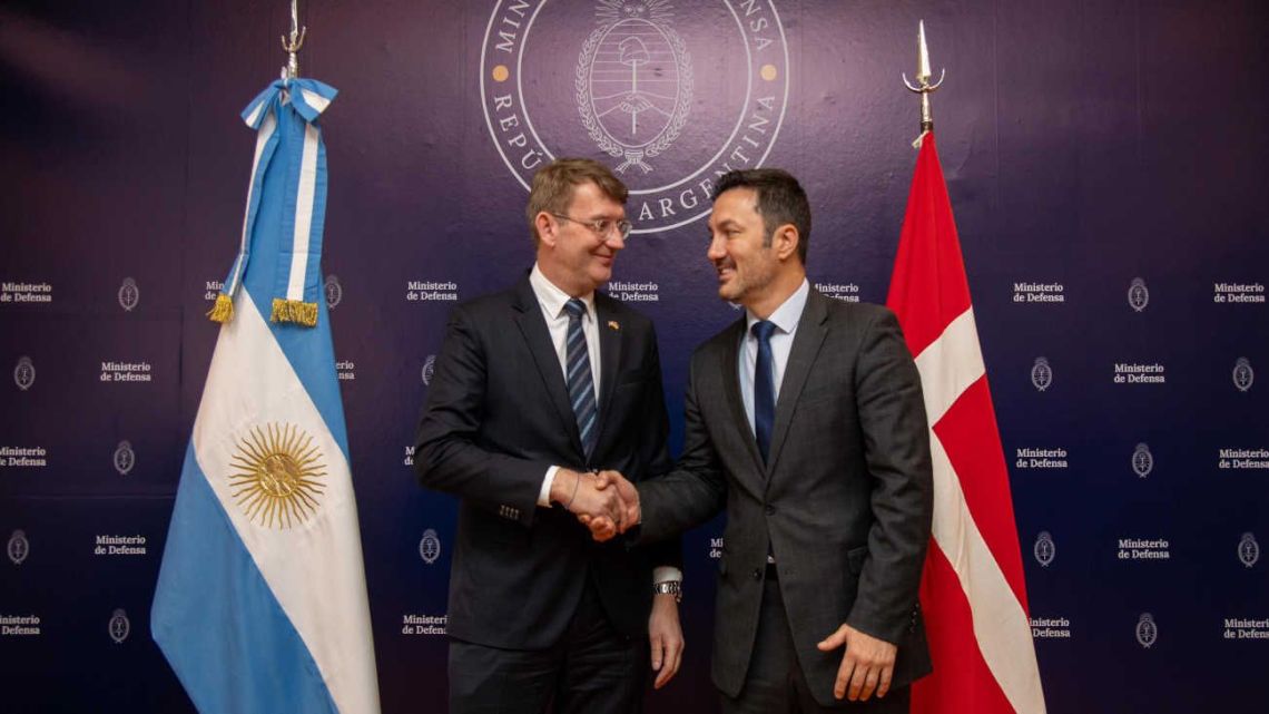 Defence Minister Luis Petri, met with his Danish counterpart, Troels Lund Poulsen, in Buenos Aires to finalise the purchase agreement of 24 F-16 fighter jets for Argentina.