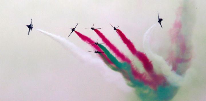 Aviones de combate realizan una presentación durante el desfile militar del Día de Pakistán, en Islamabad, capital de Pakistán.