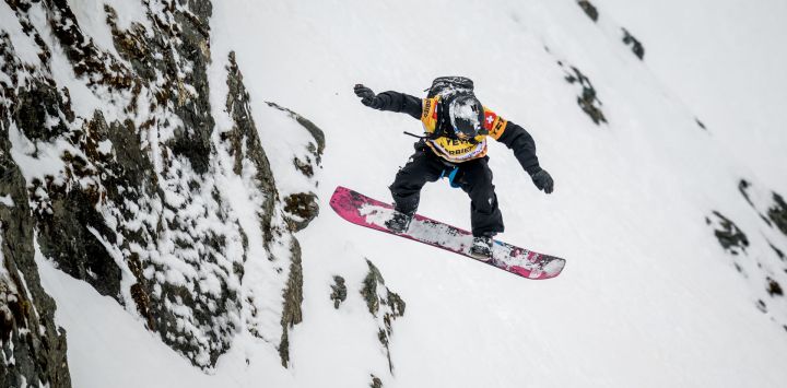 El snowboarder francés Victor De Le Rue compite durante la final del Freeride World Tour Verbier Xtreme en la montaña Bec de Rosses, sobre la estación turística de Verbier en los Alpes suizos.