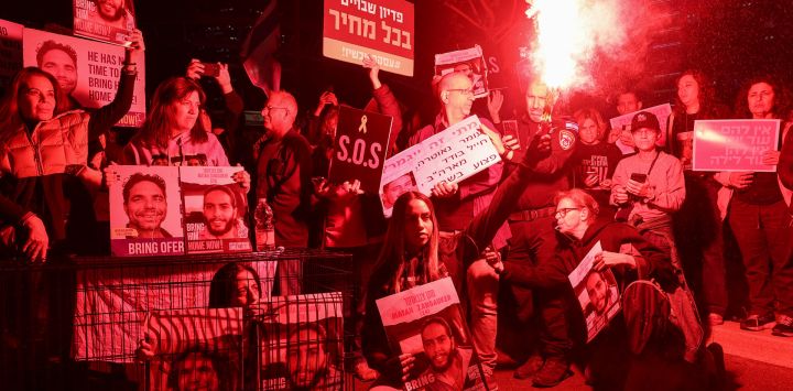 Familiares y partidarios de los rehenes israelíes retenidos en Gaza desde los ataques del 7 de octubre por militantes de Hamas sostienen pancartas durante una manifestación en Tel Aviv, en medio del conflicto en curso en la Franja de Gaza entre Israel y el movimiento militante palestino Hamas.