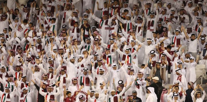 Los aficionados animan durante el partido de fútbol de clasificación de la AFC para la Copa Mundial de la FIFA 2026 entre Qatar y Kuwait en el estadio Jassim Bin Hamad de Doha.