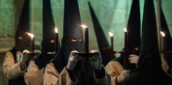 Penitentes de la hermandad 'Hermandad Penitencial de las Siete Palabras' participan en una procesión durante la Semana Santa en la ciudad de Zamora, en el noroeste de España.