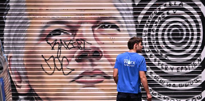 Un hombre pasa junto a un mural del fundador de WikiLeaks, Julian Assange, en una calle de Melbourne, Australia.