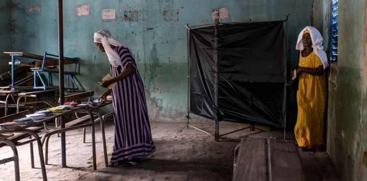 Un votante sale de la cabina de votación en un colegio electoral en Ziguinchor durante las elecciones presidenciales de Senegal.