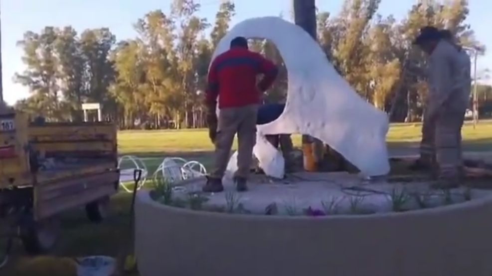 Removieron un monumento dedicado a Madres de Plaza de Mayo