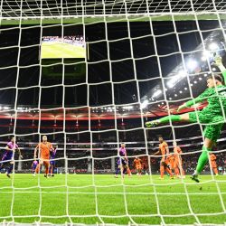 El arquero holandés Bart Verbruggen no logra salvar la pelota del gol del empate 1-1 de Alemania durante el partido amistoso de fútbol entre Alemania y Holanda en Frankfurt, Alemania occidental. | Foto:INA FASSBENDER / AFP