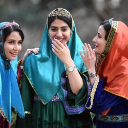 Imagen de mujeres hablando afuera del Palacio de Niavaran, en el norte de Teherán, capital de Irán. | Foto:Xinhua/Shadati