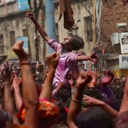 La gente participa en las celebraciones de Holi, el festival hindú de colores de primavera, en Varanasi, India. | Foto:Niharika Kulkarni / AFP