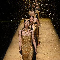Los modelos muestran creaciones de la colección Maggie Ma de Maggie Ma durante la Semana de la Moda de China en Beijing. | Foto:Wang Zhao / AFP