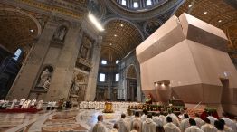 El Papa Francisco durante la misa del Jueves Santo en la Basílica de San Pedro en el Vaticano