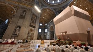 El Papa Francisco durante la misa del Jueves Santo en la Basílica de San Pedro en el Vaticano