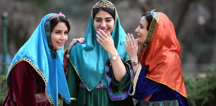 Imagen de mujeres hablando afuera del Palacio de Niavaran, en el norte de Teherán, capital de Irán.