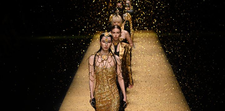 Los modelos muestran creaciones de la colección Maggie Ma de Maggie Ma durante la Semana de la Moda de China en Beijing.