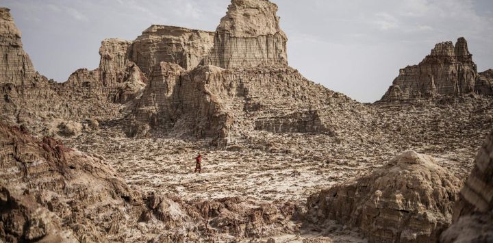 Un hombre camina a través de un cañón de sal, cerca de Dallol, en la depresión de Danakil en la región de Afar, Etiopía.