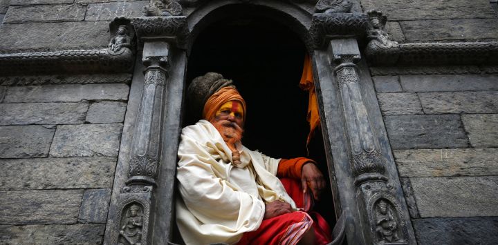 Un Sadhu o santo hindú se sienta en la zona del templo de Pashupatinath en Katmandú, Nepal.