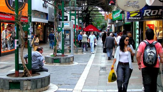 Feriado del 18 de noviembre: cómo será la atención en los comercios de Córdoba