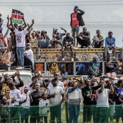 Los espectadores reaccionan mientras se reúnen para ver una etapa competitiva durante el Rally Safari del Campeonato Mundial de Rallyes (WRC) de Kenia en Naivasha. | Foto:LUIS TATO / AFP
