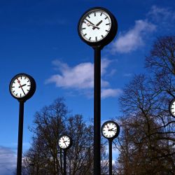 Los relojes de la instalación artística 'Zeitfeld' (campo de tiempo) del artista alemán Klaus Rinke se ven en Düsseldorf, Alemania occidental. | Foto:INA FASSBENDER / AFP