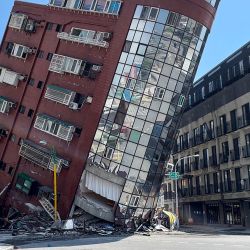 Esta foto tomada por la Agencia Central de Noticias de Taiwán (CNA) muestra un edificio dañado en Hualien, después de que un gran terremoto azotara el este de Taiwán. | Foto:CNA / AFP