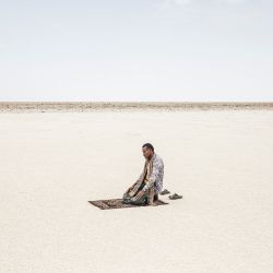 Un hombre reza durante el Ramadán en medio del lago salado Karum, en la depresión de Danakil en la región de Afar. En el corazón del Cuerno de África, la depresión de Danakil es uno de los lugares más calurosos e inhóspitos. en la Tierra, con temperaturas que superan los 50 grados centígrados. | Foto:Michele Spatari / AFP