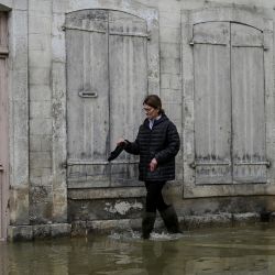 Un residente regresa a su casa después de las inundaciones que azotaron Montbard, en el centro-este de Francia. Las fuertes lluvias de los últimos días han provocado desbordamientos de ríos e inundaciones en toda Borgoña. | Foto:ARNAUD FINISTRE / AFP
