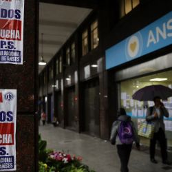 Vista de carteles contra los despidos en el estado en una oficina de la Administración Nacional de la Seguridad Social (ANSES) en Buenos Aires. | Foto:STRINGER / AFP