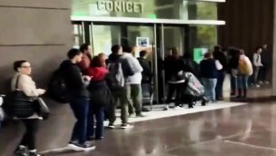 Decenas de empleados del CONICET hicieron fila para saber si fueron despedidos