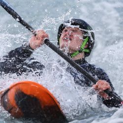 El británico Oscar Wyllie compite en la carrera de contrarreloj junior de kayak cross masculino durante la Slalom & Kayak Cross Selection Series, en Lee Valley White Water Centre, en Waltham Cross, al norte de Londres. | Foto:ADRIAN DENNIS / AFP