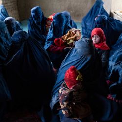 Esta fotografía muestra a mujeres afganas vestidas con burka y a sus hijos esperando ser vacunados durante el programa de "vacunación de extensión", un trabajo de inmunización de rutina en un puesto de salud en la aldea de Aab Bareek del distrito de Argo en la provincia de Badakhshan. | Foto:WAKIL KOHSAR / AFP