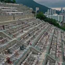 Esta fotografía aérea muestra a familias asistiendo a tumbas en el cementerio chino Chai Wan en Hong Kong, mientras la gente visita los cementerios para honrar a sus antepasados durante el Día anual de limpieza de tumbas, conocido localmente en Hong Kong como Festival Ching Ming. | Foto:PETER PARQUES / AFP