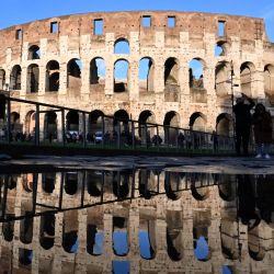 Imagen del reflejo del Coliseo en un charco después de la lluvia, en Roma, Italia. | Foto:Xinhua/Alberto Lingria