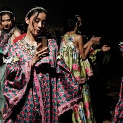 Modelos que presentan creaciones de Rose Ma Lina x Defrico Audy se preparan detrás del escenario durante la Semana de la Moda de Indonesia en el Centro de Convenciones de Yakarta en Yakarta. | Foto:Yasuyoshi Chiba / AFP