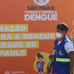 Un empleado de salud camina hacia una unidad de salud en donde las personas reciben la vacuna contra el dengue, en Sao Paulo, Brasil. | Foto:Xinhua/Rahel Patrasso