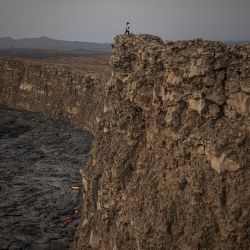 Un hombre se encuentra en el acantilado que domina la caldera de lava activa del volcán Erta Ale, en la depresión de Danakil en la región de Afar, Etiopía. | Foto:Michele Spatari / AFP