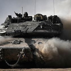 Un tanque de batalla del ejército israelí se mueve en un área a lo largo de la frontera con la Franja de Gaza y el sur de Israel en medio del conflicto en curso en el territorio palestino entre Israel y el grupo militante Hamás. | Foto:RONALDO SCHEMIDT / AFP