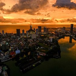 Una vista general muestra la capital de Sri Lanka, Colombo, mientras se pone el sol. | Foto:ISHARA S. KODIKARA / AFP