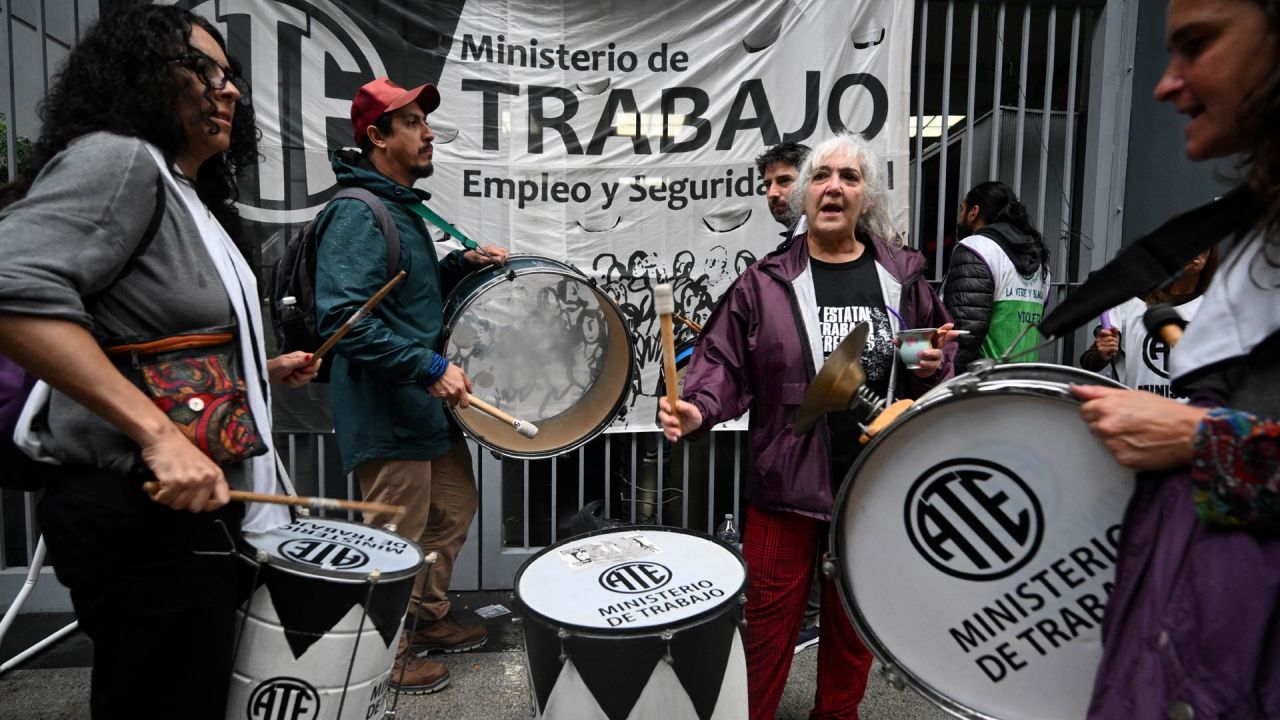 Trabajadores estatales protestan frente a la Secretaría de Trabajo de la Nación contra los despidos en el estado, en Buenos Aires. | Foto:LUIS ROBAYO / AFP