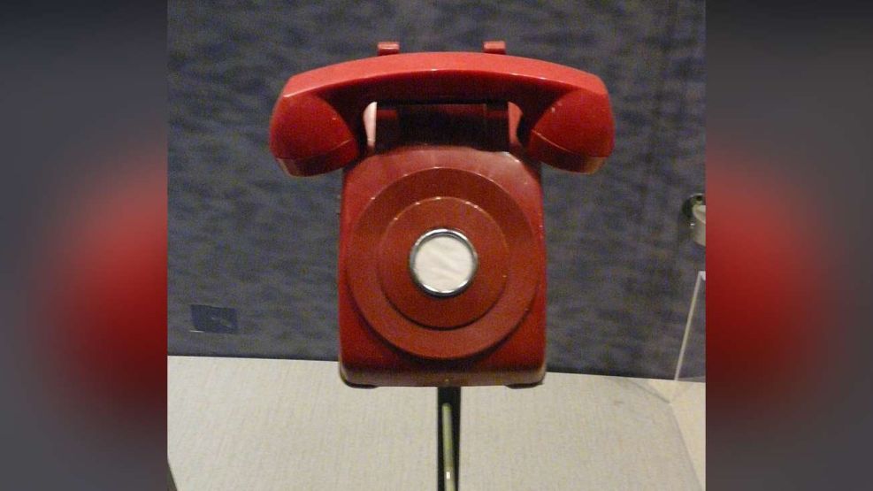 Teléfono rojo 20240405